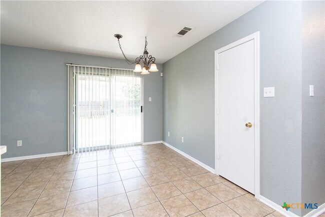 Building Photo - 3808 Sunflower Dr