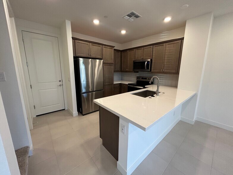 Building Photo - 2121 W Sonoran Desert Dr