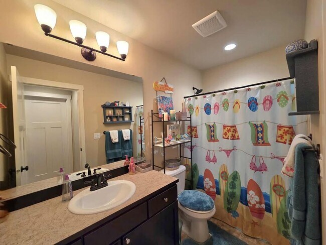 Building Photo - Large 3 bedroom, 3 bath newer build in sou...