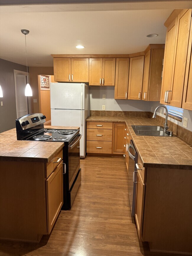 Building Photo - 111 E Driftwood Circle East