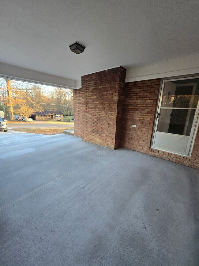 Building Photo - Charming 3-Bedroom, 2-Bathroom Brick Home for Rent