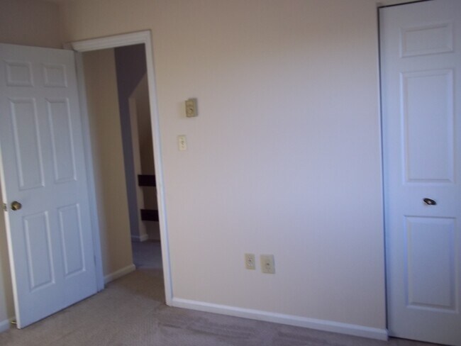 Building Photo - 223 Cross Keys Dr