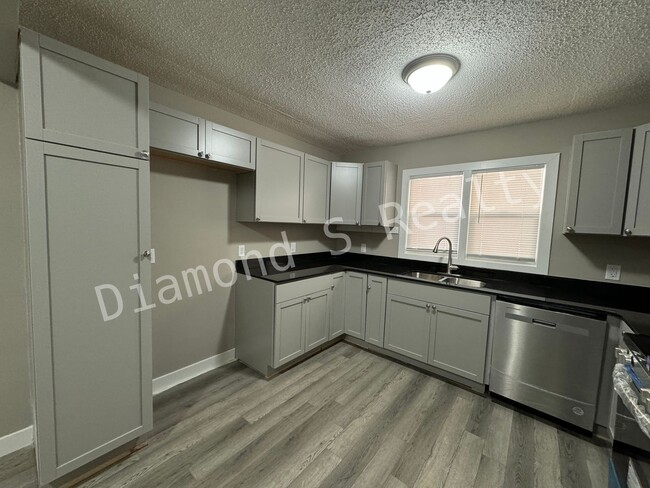 Building Photo - MOVE IN SPECIAL! - Updated 2 bedroom Home ...