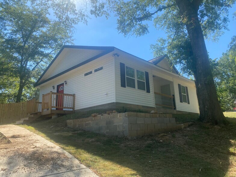 Building Photo - 825 Forest Lake Dr S