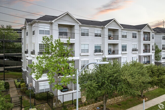 Exterior - Villas at Hermann Park