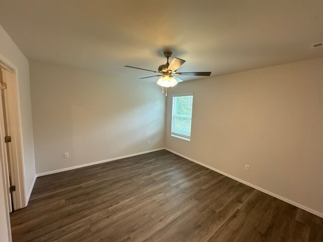 Building Photo - Pre-Leasing Now! Secure This Modern 3-Bedroom, 2-Bathroom Home Available Soon in Regency Park!