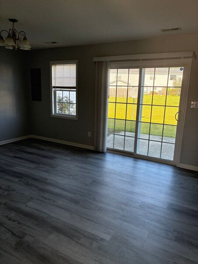 Building Photo - Delightful 2 bedroom 2.5 bath located in Hubert. Just a short drive to Camp Lejeune, area beaches...