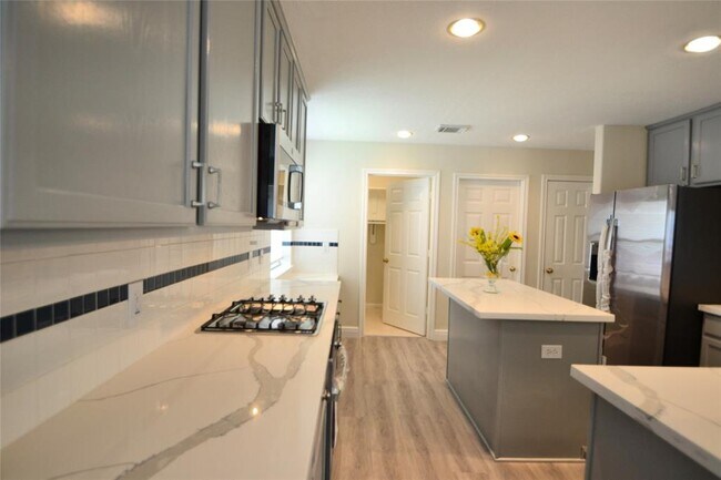 Building Photo - 12118 Green Trails Dr