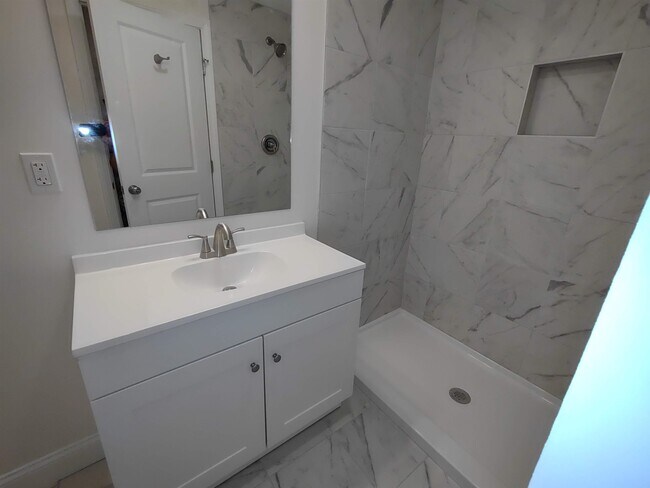 Building Photo - 394 Union Ave