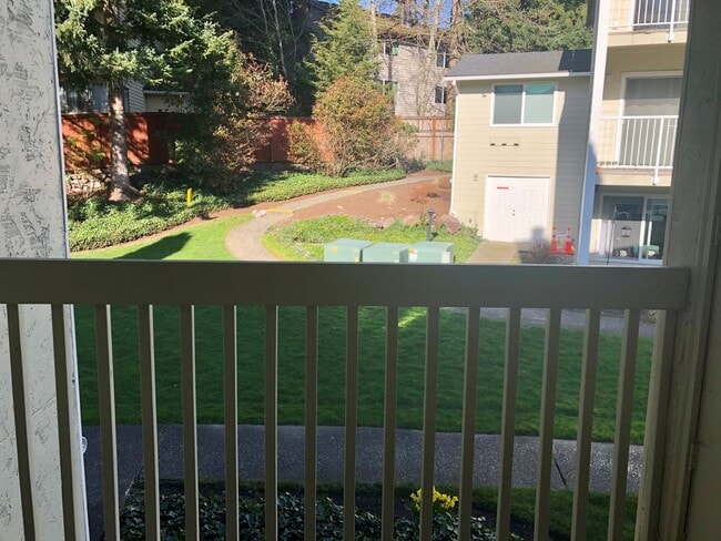 Building Photo - Updated 2 Bedroom Condo in Prime Redmond L...