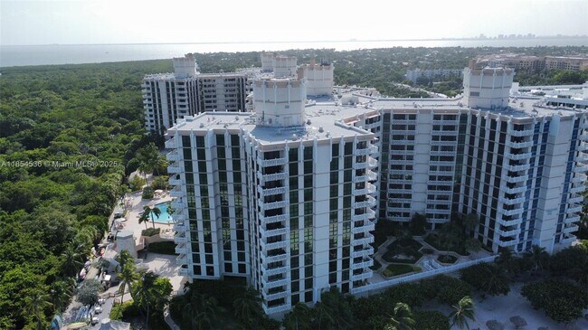 Building Photo - 1121 Crandon Blvd