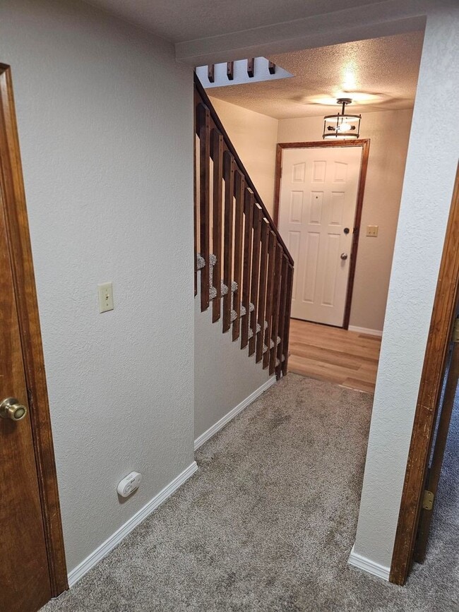 Building Photo - 2 bedroom 1.5 bath. Downtown Townhome Clos...