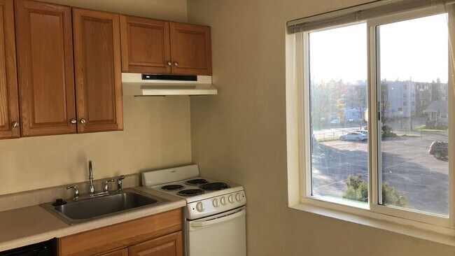 Building Photo - (DUP) Large Studio Apartment - Upgraded Plank Flooring, Large Closets, Top Floor Unit!!