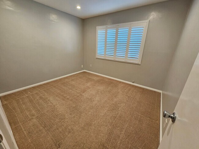 Building Photo - 4BD/2BA Available Near El Dorado Park!!