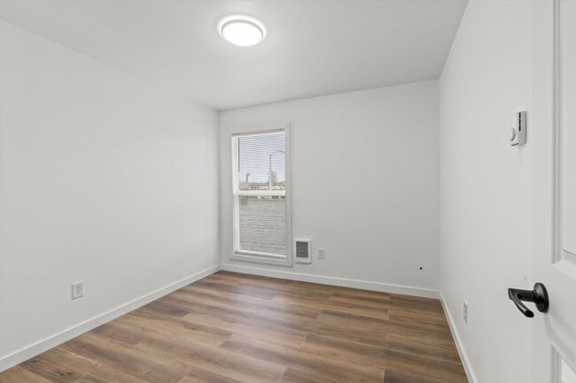 Building Photo - Cute 3 bed 2 bath town home