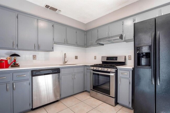 Building Photo - 2405 Parker Cir