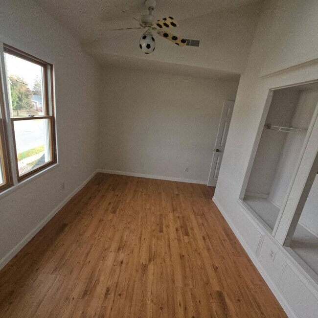 Building Photo - Elegant 5-Bedroom, 4-Bath Home with Expansive Living Spaces