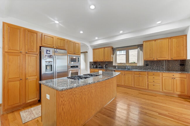 Building Photo - 9131 Delphia St