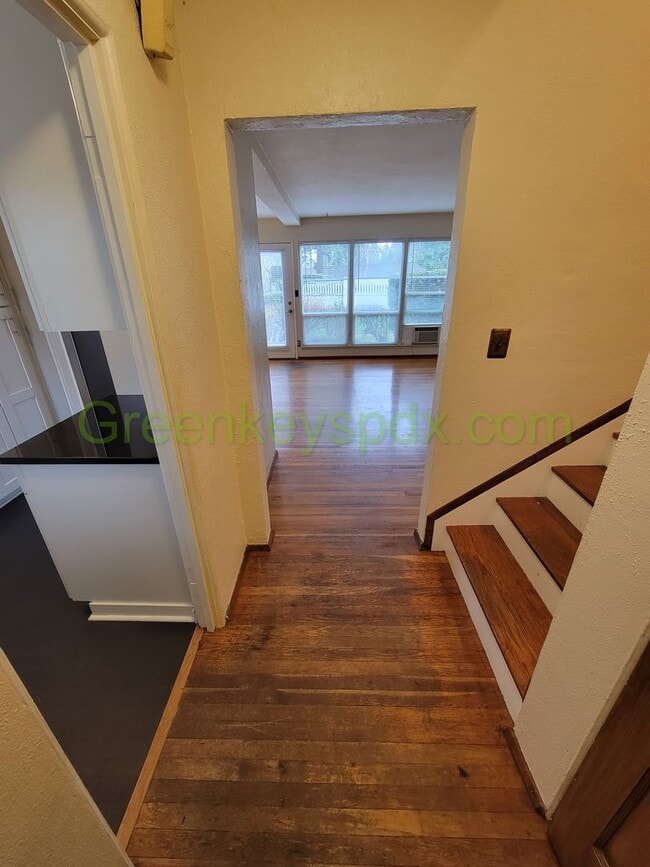 Building Photo - Large 2 Bedroom 1 Bath Unit off Broadway w...