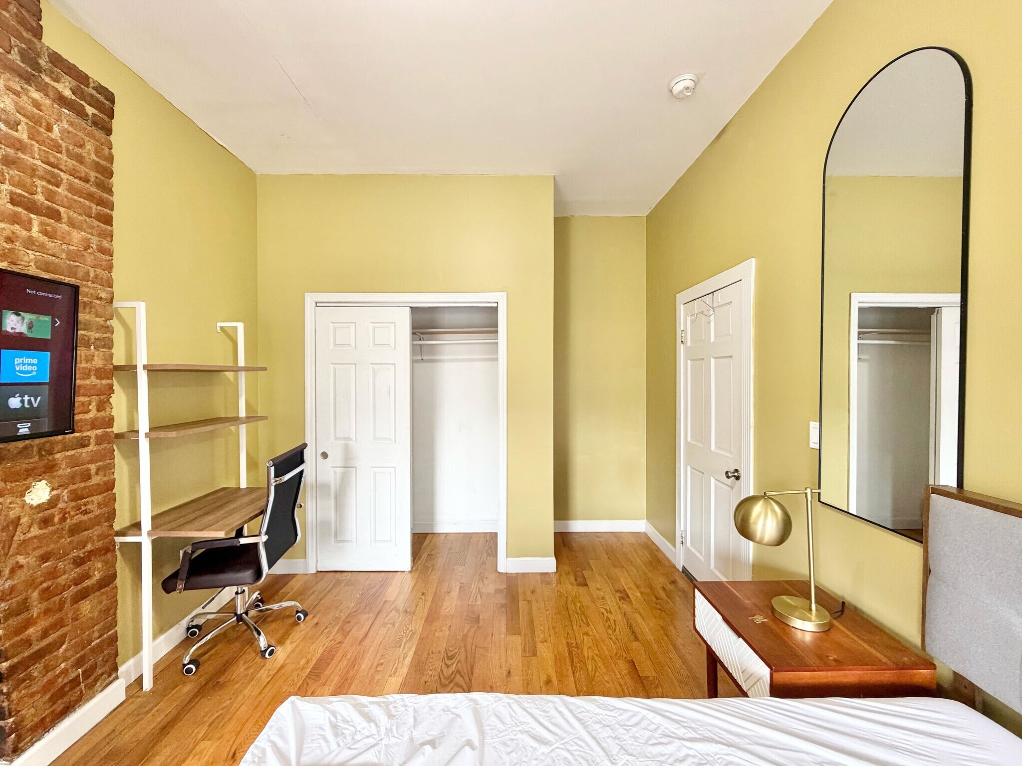 Building Photo - Furnished room/NOT APARTMENT