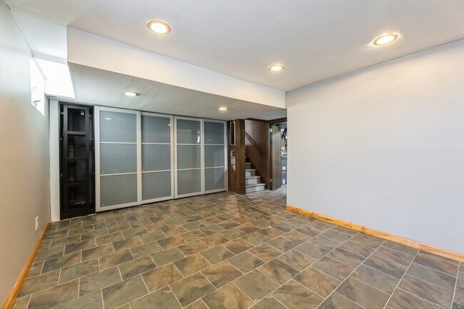 Building Photo - Bergenfield NJ Split Level Spacious Single Family home
