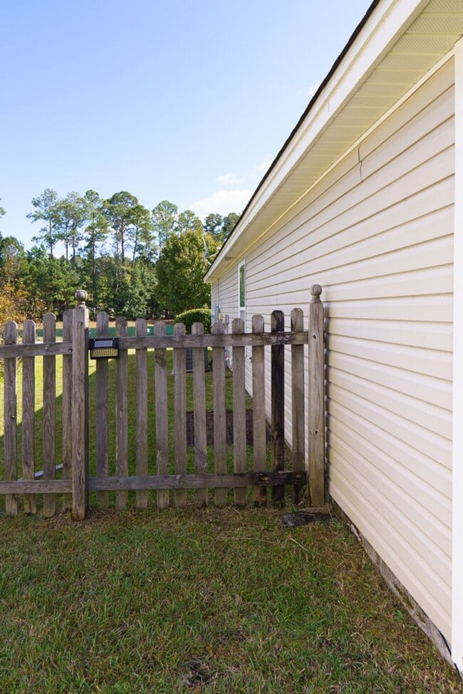 Building Photo - Three Bedroom on the Pond in Hearthstone Lakes Community