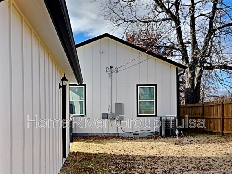 Building Photo - 1305 S Carson Ave