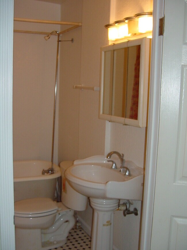 Building Photo - 214 19th St N