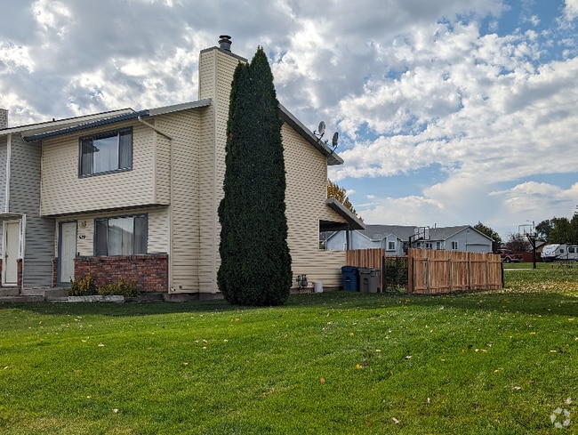 Building Photo - 679 Brookside Ct