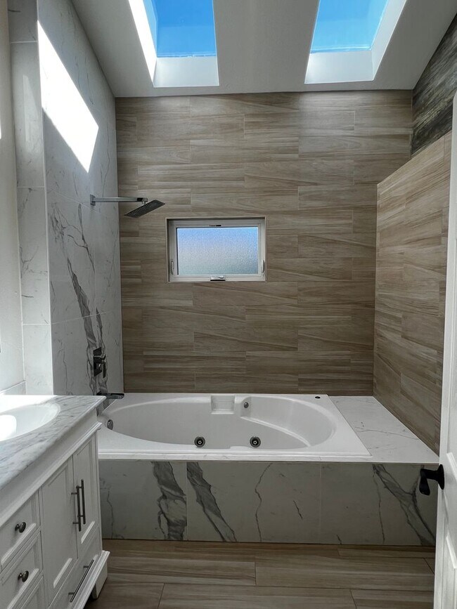Building Photo - Remodeled Single Story 3 Bedroom/2 Bathroo...