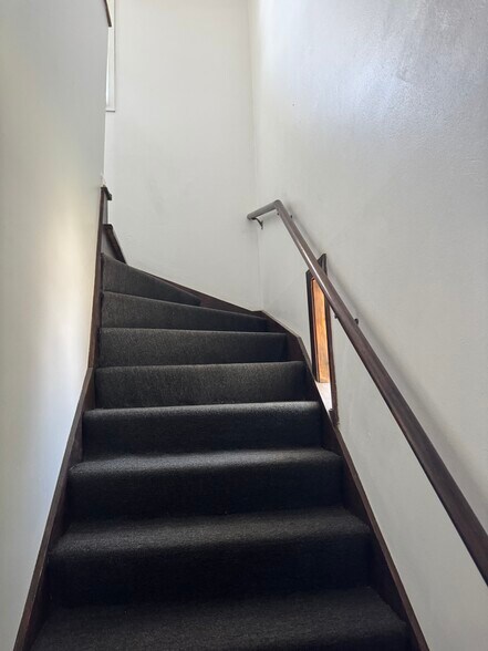 Stairs - 7211 W Brentwood Ave
