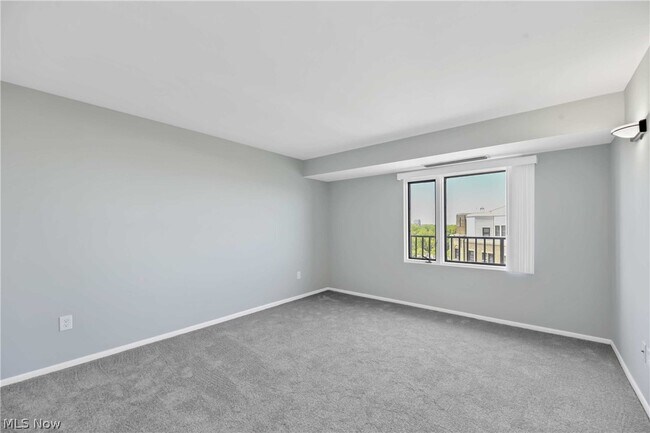 Building Photo - 12500 Edgewater Dr