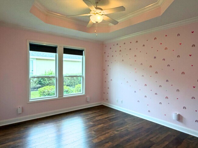 Building Photo - Rare find! 4/3 with amenities!