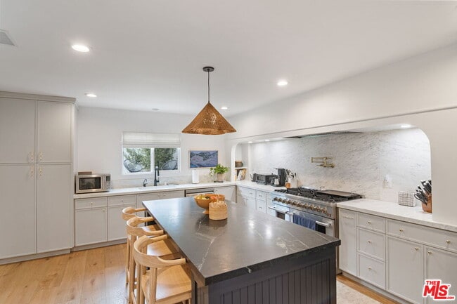 Building Photo - 5664 Coliseum St