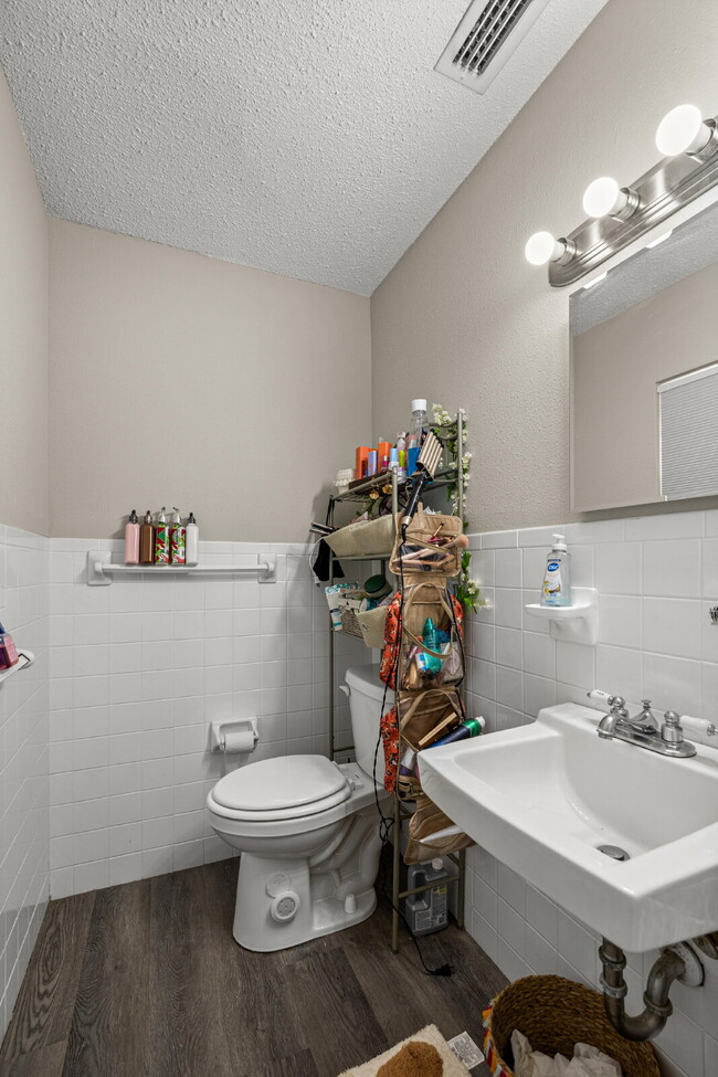 Building Photo - Cozy, fenced 2BR, 1.5BA in NE