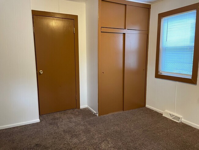 Building Photo - 327 Fairlawn Dr