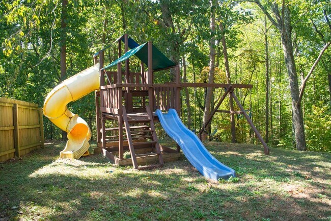 Building Photo - 1930 Oak Ridge Ct