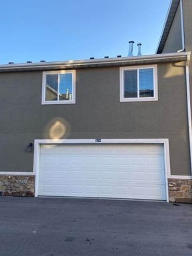Building Photo - 3 Story Vineyard Townhome w 1 car attached...