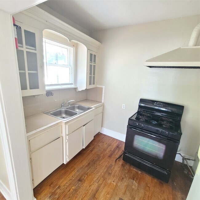 Building Photo - 4414 Woodside St