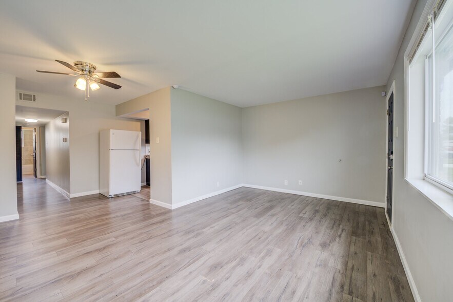 Building Photo - 10742 Tropic Dr