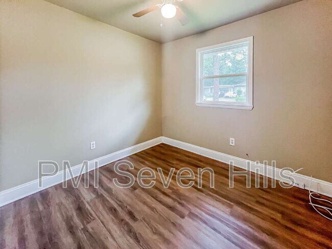 Building Photo - 3502 Lakewood Dr