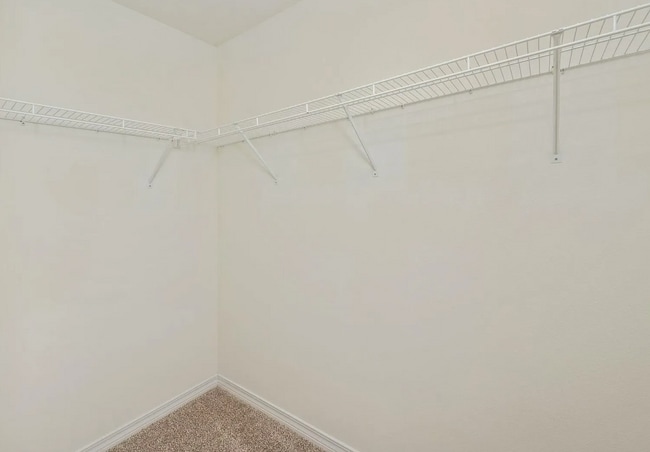Building Photo - 4 bedroom 2.5 bathroom