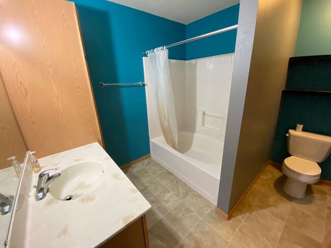 Building Photo - 3 Bed 2 Bath Twin-Home
