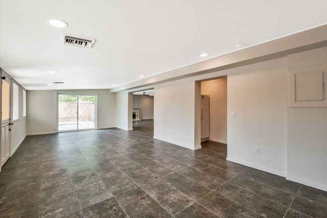 Building Photo - Spacious 6-Bedroom, 3.5-Bath Pool Home Near ASU Campus