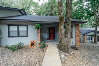 Building Photo - Come and enjoy your stay at this clean and...