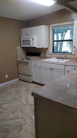 Building Photo - 3 Bed house on Sharkey St! Available August 2026!