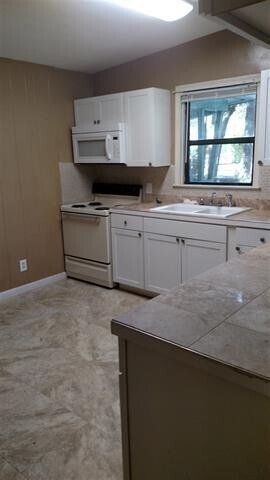 Building Photo - 3 Bed house on Sharkey St! Available NOW!