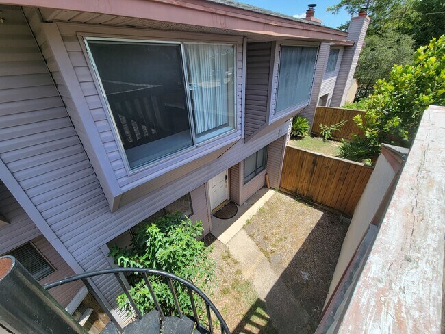 Building Photo - Quite neighborhood town home with gate, ne...