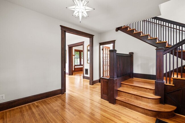 Building Photo - 4 Bed 3.5 bath - Kensington Victorian - Mo...
