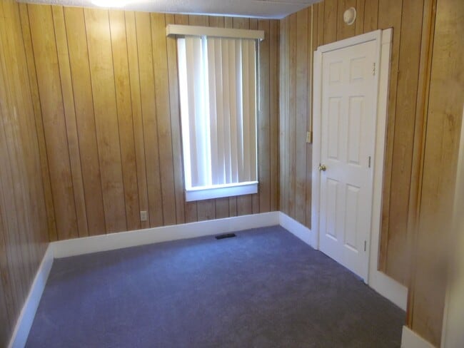 Building Photo - 1 Bedroom, 1 Bath Home,  close to Down Tow...